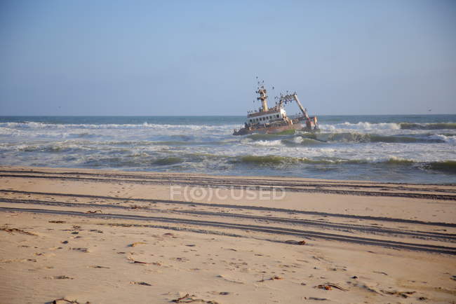 Покинутий корабель на пляжі — стокове фото