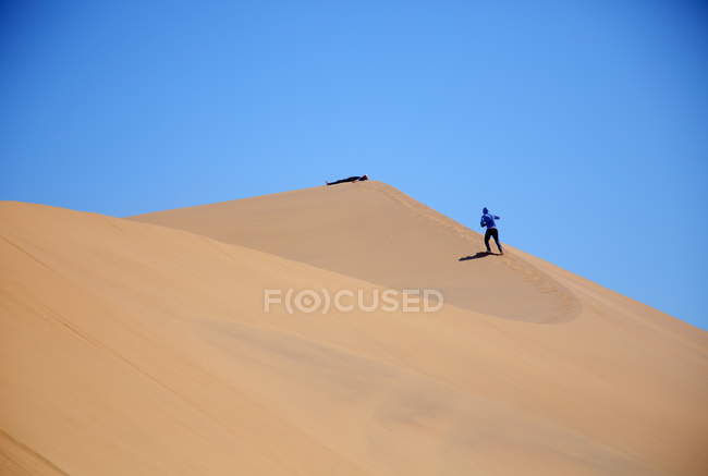 Pessoas em Sand Dunes — Fotografia de Stock