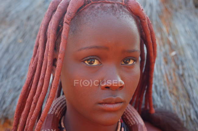 Mujer local en la aldea de la tribu Himba - foto de stock