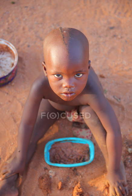 Маленький хлопчик у селі Himba племені — стокове фото