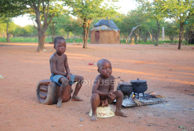 Kinder im Dorf des himba Stammes — Stockfoto