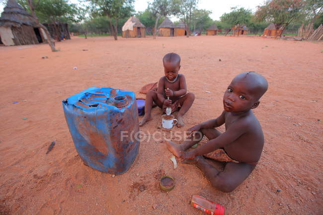 Дети в деревне Химба — стоковое фото