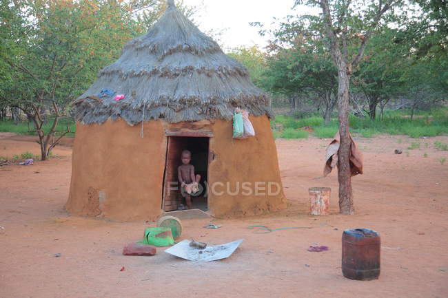 Маленька дитина в селі Himba племені — стокове фото