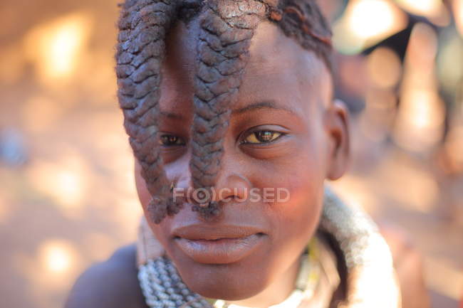 Mujer local en la aldea de la tribu Himba - foto de stock