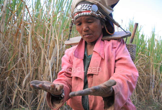 Portrait d'une femme de la tribu Akhu — Photo de stock