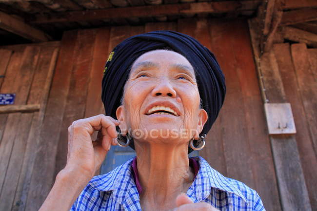 Ritratto di una donna della tribù collinare Akhu — Foto stock