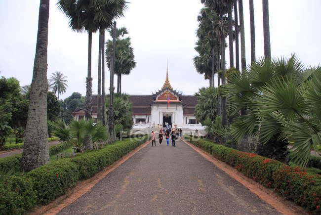 Templo de Wat en Luang Prabang - foto de stock