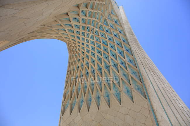 Torre Azadi situata in Piazza Azadi nella città di Teheran — Foto stock
