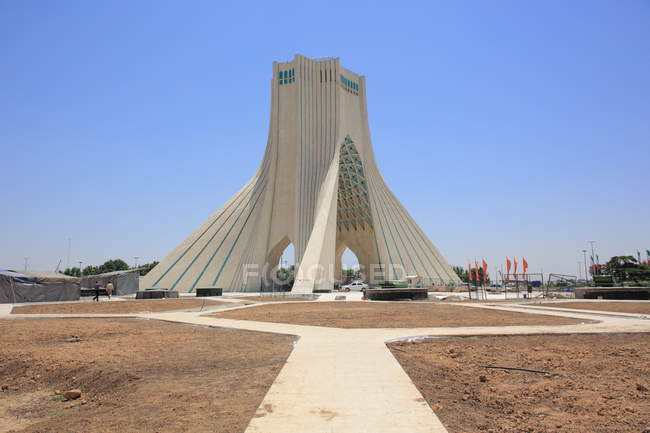 Azadi Tower localizado na Praça Azadi, na cidade de Teerã — Fotografia de Stock
