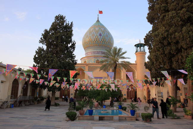 Seyed Alaedin Hossein Shrine, Astane, Shiraz, Irán - foto de stock