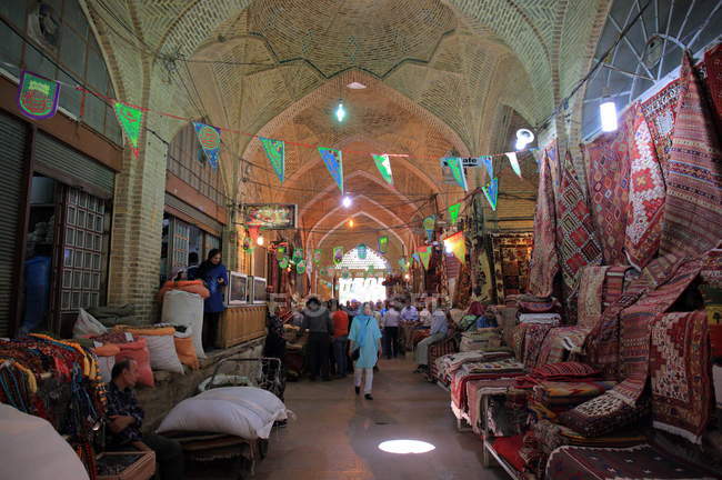 Bazar tradizionale iraniano a Shiraz, Iran — Foto stock