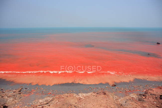 Rotes Meerwasser der Insel Hormus — Stockfoto