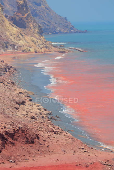Agua de mar roja de la isla de Hormuz - foto de stock