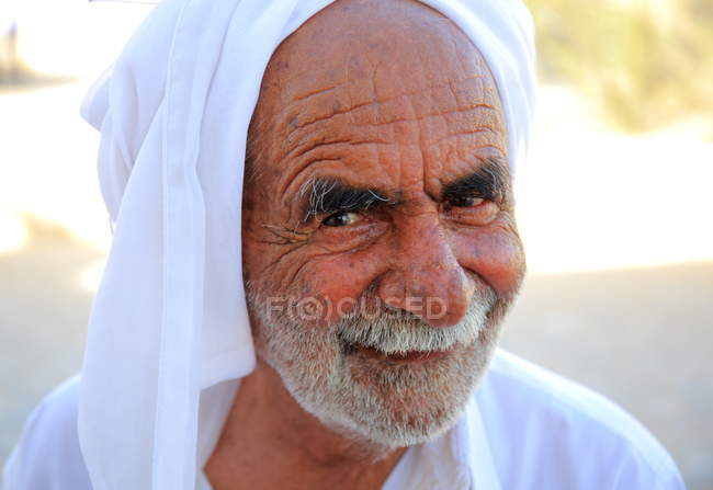 Hombre local en la provincia de Hormozgan, isla Qeshm, aldea de Laft, Irán - foto de stock
