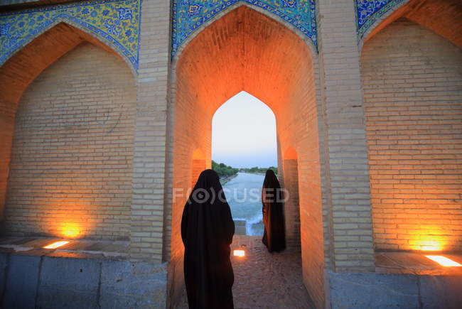 Ponte Khaju, probabilmente il ponte più bello della provincia di Isfahan, in Iran. Fu costruito dal re safavide persiano, Shah Abbas II, intorno al 1650 d.C. . — Foto stock
