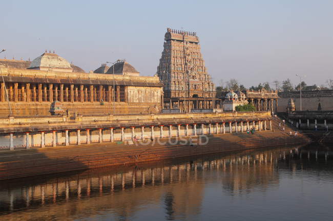Majestueuse tour d'entrée nord du temple chidambaram (env. XIIe siècle après JC) ) — Photo de stock