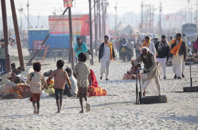 Au festival Kumbh Mela, le plus grand rassemblement religieux au monde, à Allahabad, Uttar Pradesh, Inde . — Photo de stock