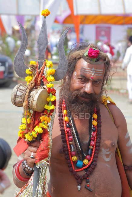 Hombre local no identificado en el festival Kumbh Mela cerca de Allahabad, INDIA, Uttar, estado de Pradesh - foto de stock
