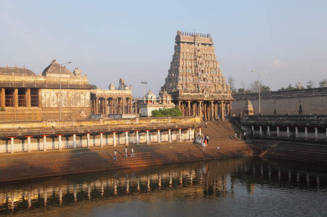 Majestueuse tour d'entrée nord du temple chidambaram (env. XIIe siècle après JC) ) — Photo de stock