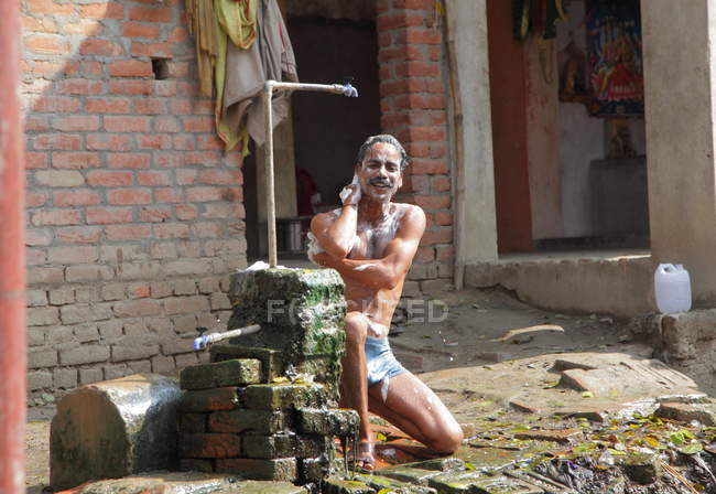 Uomo locale lavaggio su strada, INDIA, Stato Uttar Pradesh, Kumbh Mela festival vicino Allahabad — Foto stock