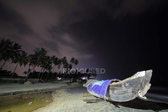 Vista da praia de Varkala e palmeiras. Kerala. Índia à noite — Fotografia de Stock