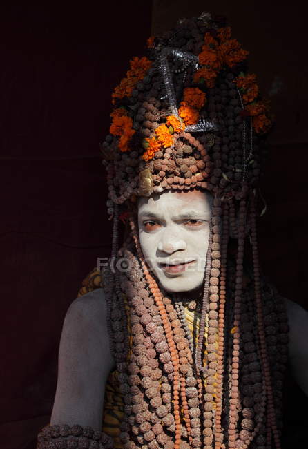 Uomo locale non identificato al festival di Kumbh Mela vicino ad Allahabad, INDIA, Uttar, stato del Pradesh — Foto stock