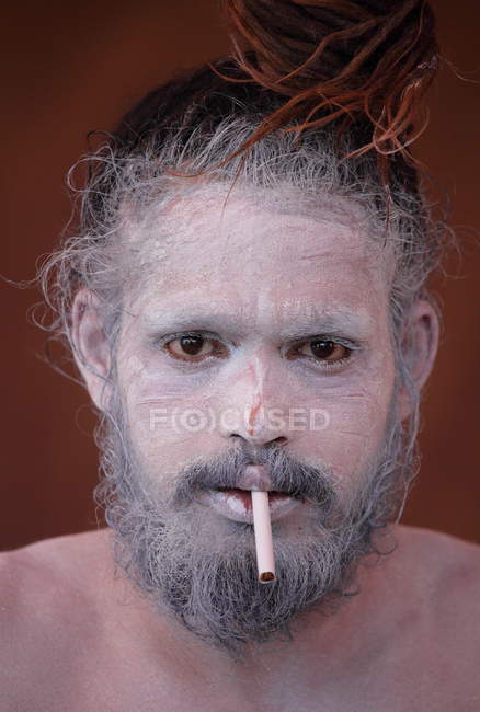 Uomo locale non identificato al festival di Kumbh Mela vicino ad Allahabad, INDIA, Uttar, stato del Pradesh — Foto stock