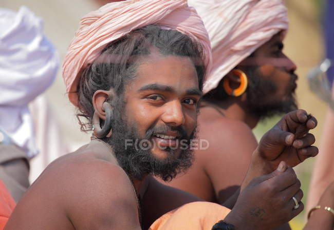Gente local en el festival Kumbh Mela cerca de Allahabad en INDIA, Uttar, estado de Pradesh - foto de stock