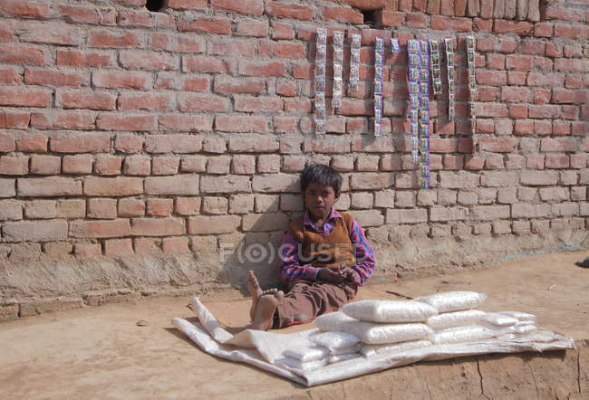 Niño pobre local en Allahabad, INDIA, Uttar, estado de Pradesh - foto de stock
