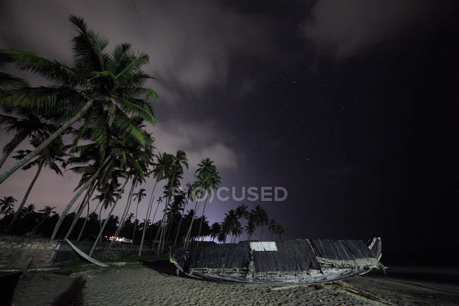 Vista da praia de Varkala e palmeiras. Kerala. Índia à noite — Fotografia de Stock