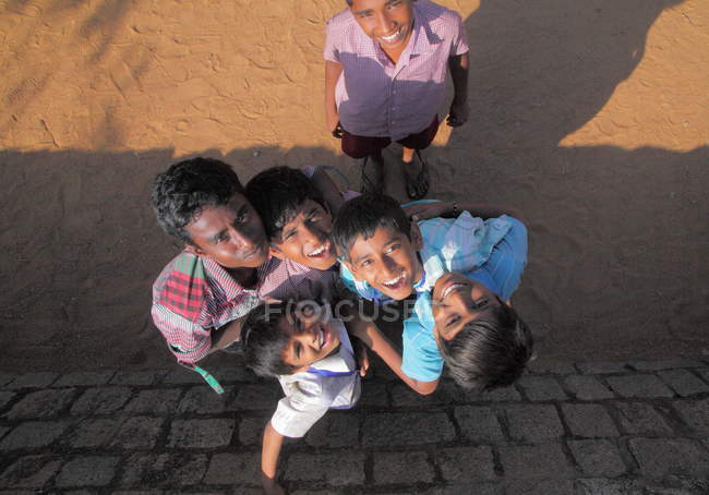 Местные дети в штате Тамилнаду, Мамаллапурам, Индия — стоковое фото