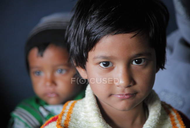 Niños locales en tren indio en Delhi - foto de stock