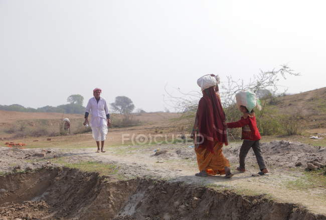 Popolazione locale Asciugatura vestiti vicino a Allahabad, INDIA, Uttar, Stato del Pradesh — Foto stock