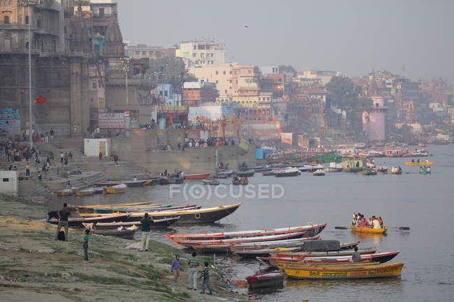 Boote am varanasi ganges River, uttar pradesh, Indien — Stockfoto