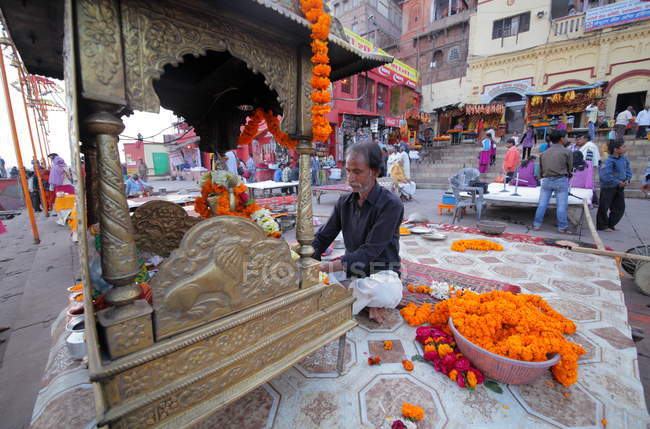 Indian man prays near Ganga River on the ghats of Varanasi in Uttar ,Pradesh, India — Stock Photo