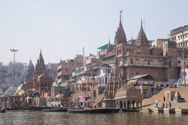 Ciudad santa hindú en Ganges Ganga, Varanasi, Banaras, Uttar Pradesh, India . - foto de stock