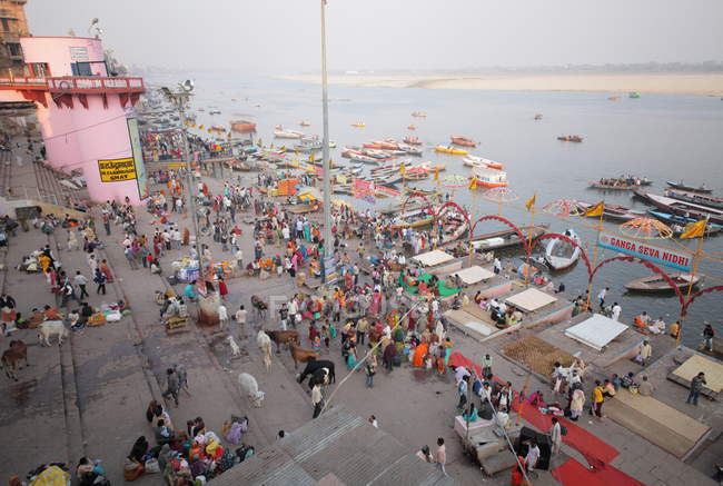 Personas locales no identificadas en el festival Kumbh Mela cerca de Allahabad, India - foto de stock