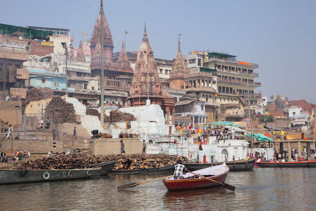 Barcos no rio Varanasi Ganges, Uttar Pradesh, Índia — Fotografia de Stock