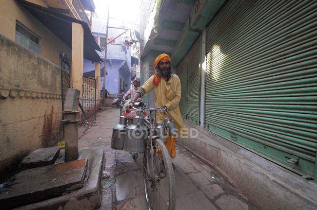 Personas locales con bicicletas en las calles de Varanasi en Uttar Pradesh, India
. - foto de stock
