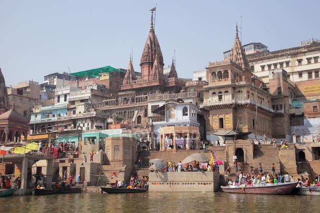 Hinduistische heilige Stadt auf ganges ganga, varanasi, banaras, uttar pradesh, indien. — Stockfoto