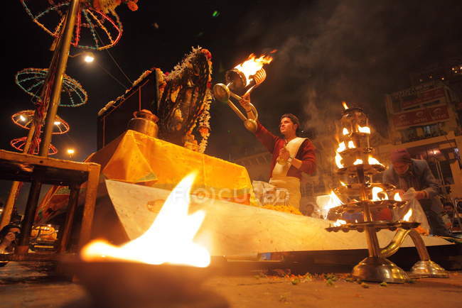 Неопознанный индиец на фестивале Kumbh Mela возле Аллахабада, Индия — стоковое фото