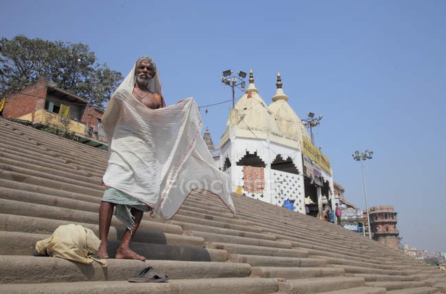 Old Indian man near the Ganges river in Varanasi, India. — Stock Photo