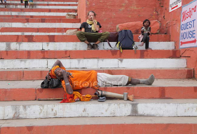 Popolazione locale sulla strada di Varanasi in Uttar Pradesh, India — Foto stock