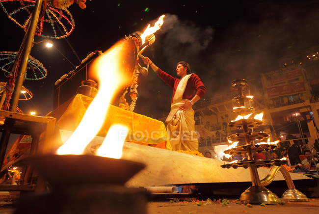 Uomo indiano non identificato al festival di Kumbh Mela vicino ad Allahabad, India — Foto stock