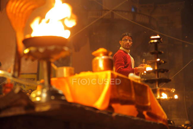 Unbekannter indischer Mann beim Kumbh Mela Festival in der Nähe von Allahabad, Indien — Stockfoto