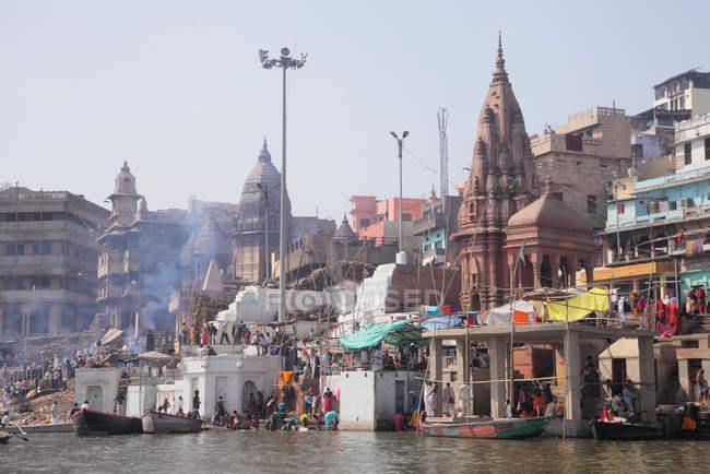 Ciudad santa hindú en Ganges Ganga, Varanasi, Banaras, Uttar Pradesh, India . - foto de stock