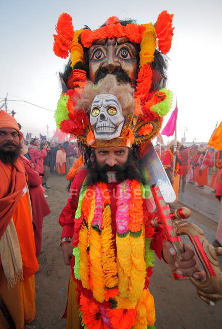 La folla al festival Kumbh Mela, il più grande raduno religioso del mondo, in Allahabad, Uttar Pradesh, India . — Foto stock