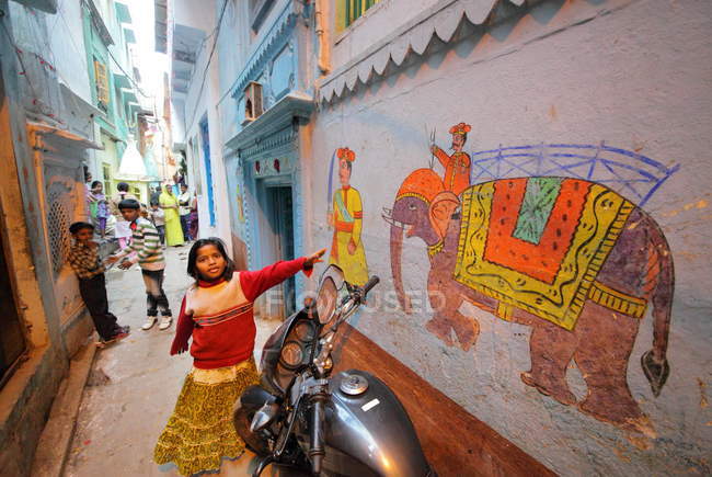 Einheimische Kinder auf den Straßen von Varanasi in uttar pradesh, Indien. — Stockfoto