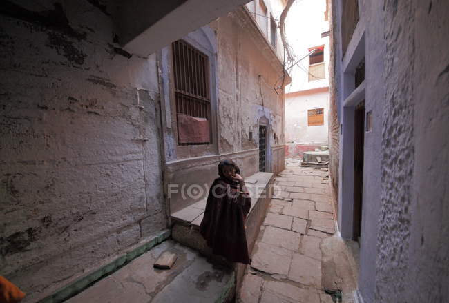 Mujer local en las calles de Varanasi en Uttar Pradesh, India . - foto de stock