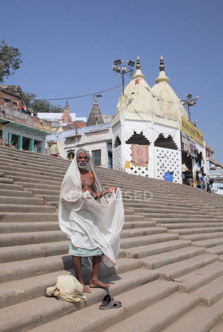 Anciano indio cerca del río Ganges en Varanasi, India . - foto de stock